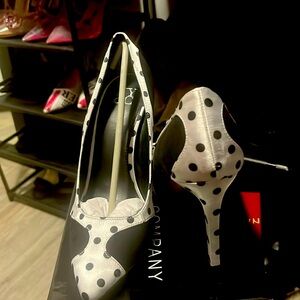 New York & company black & white madison pump